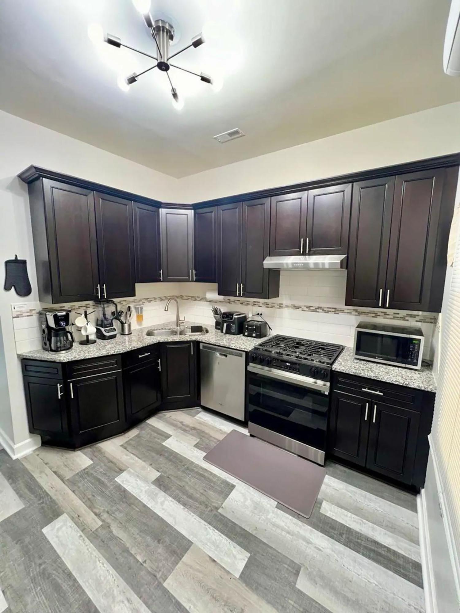 Apartment Cozy 3 Bedroom Near Downtown Parking