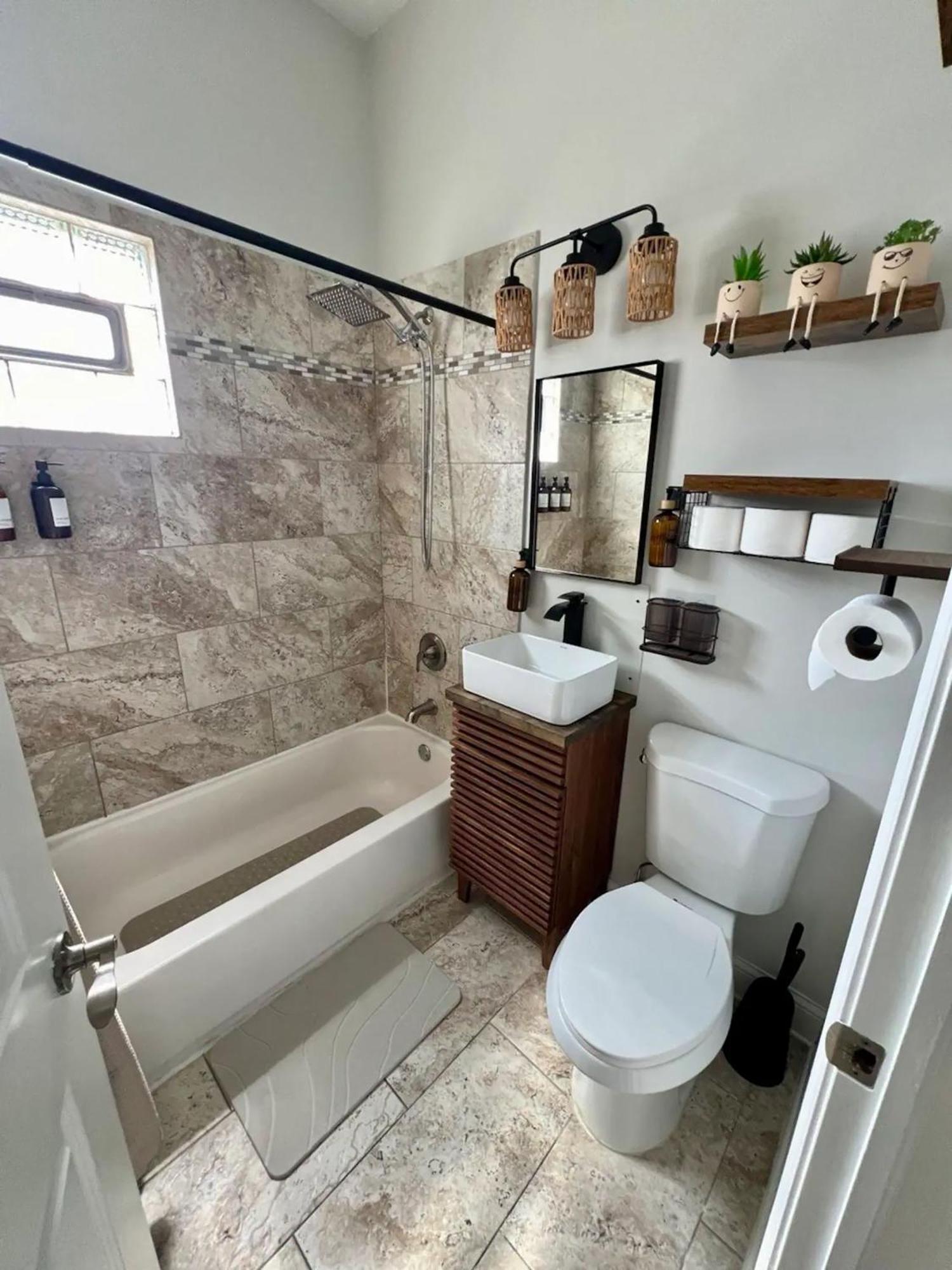 Cozy 3 Bedroom Near Downtown Parking