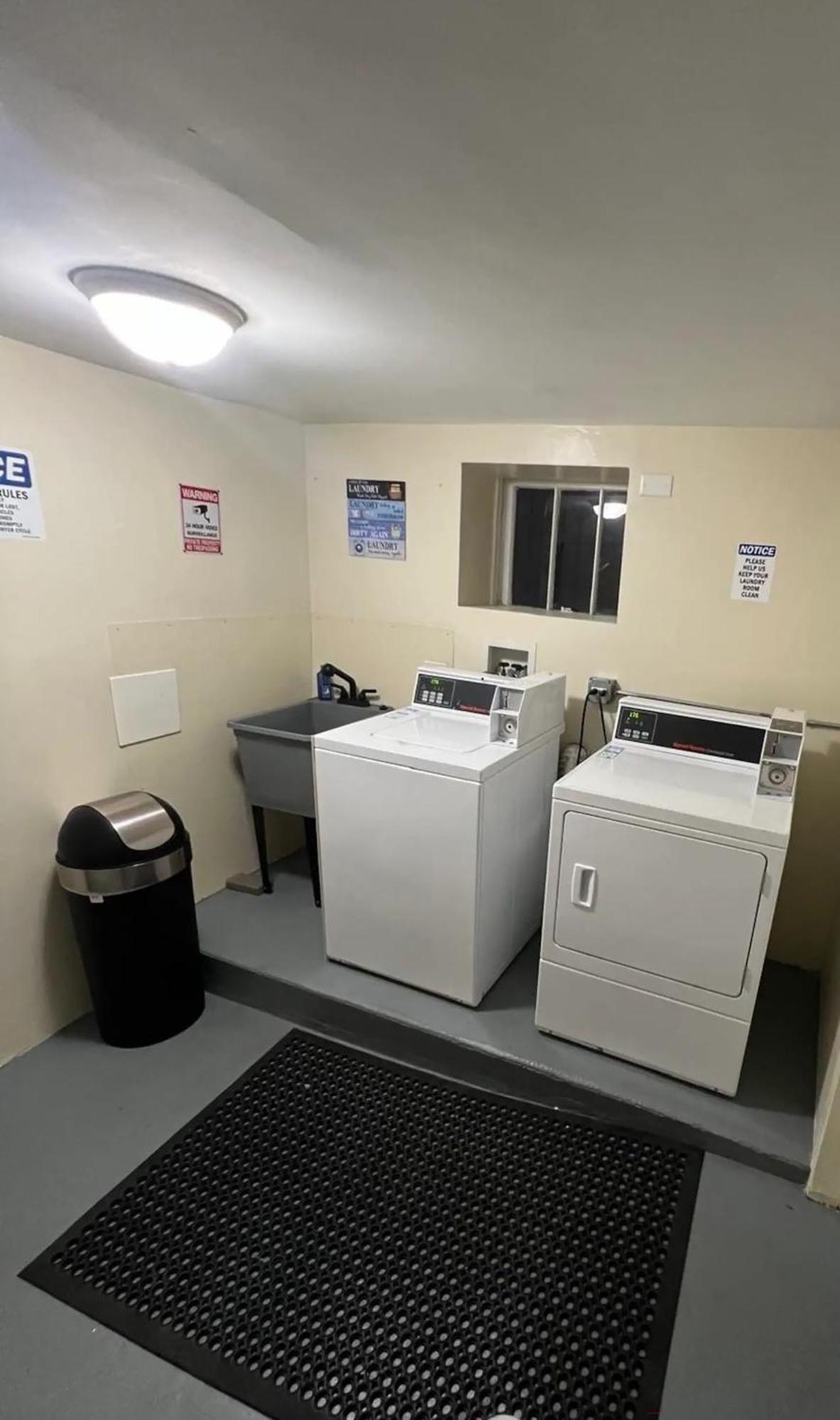 Cozy 3 Bedroom Near Downtown Parking Apartment