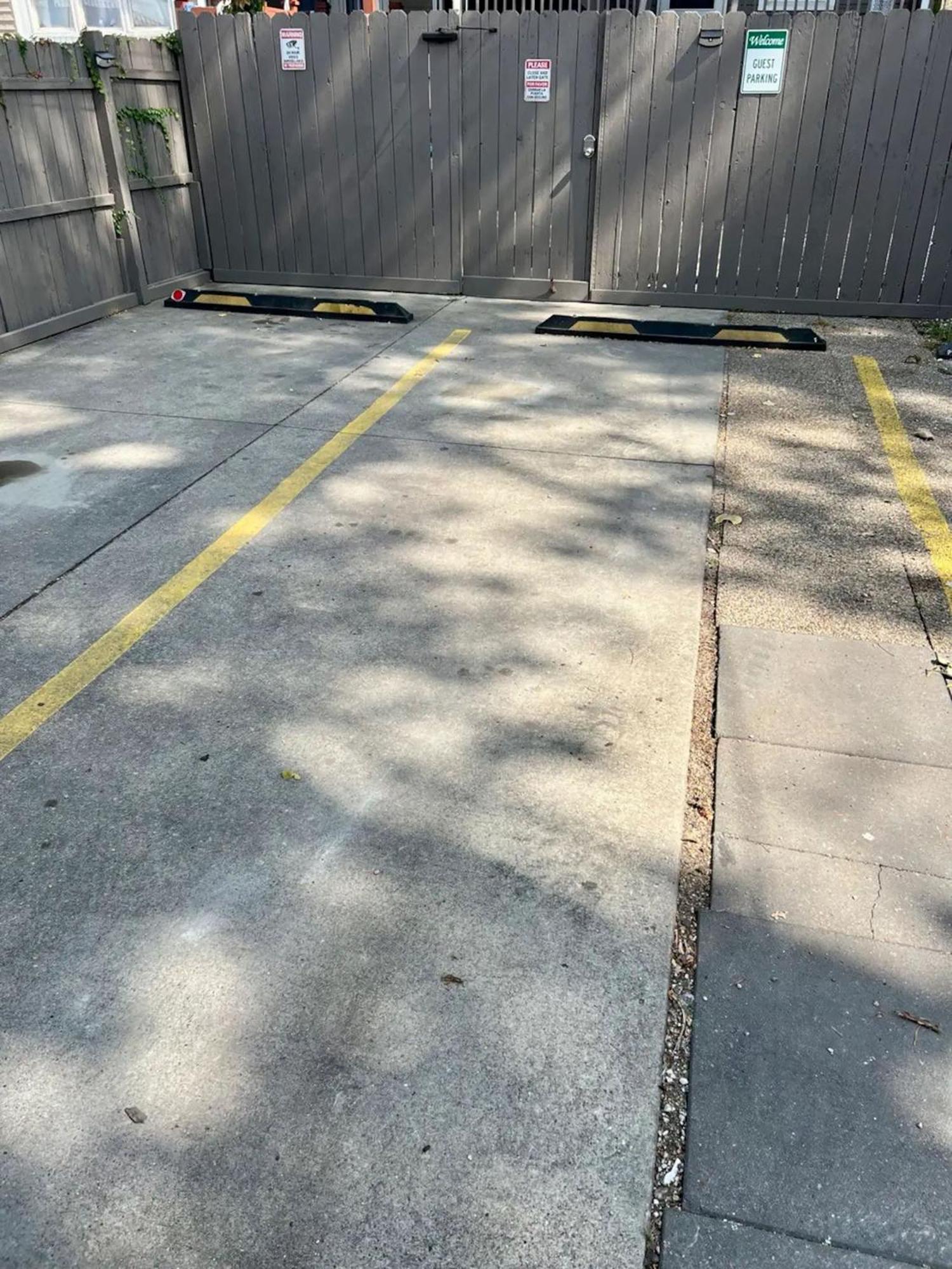 Cozy 3 Bedroom Near Downtown Parking Apartment *