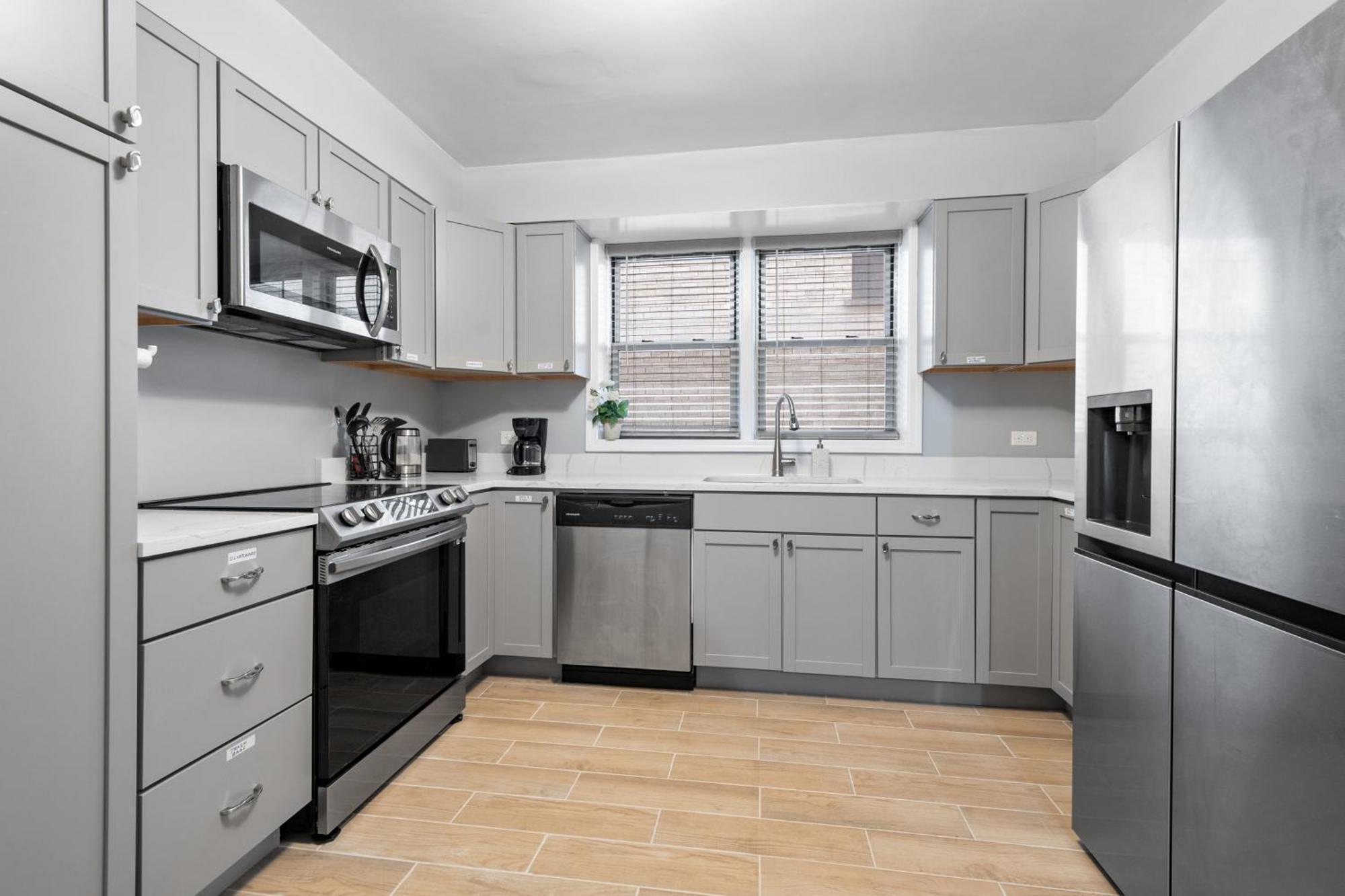 Apartment Chic & Spacious 3-bedroom Condo-just 10 Minutes From Downtown Chicago