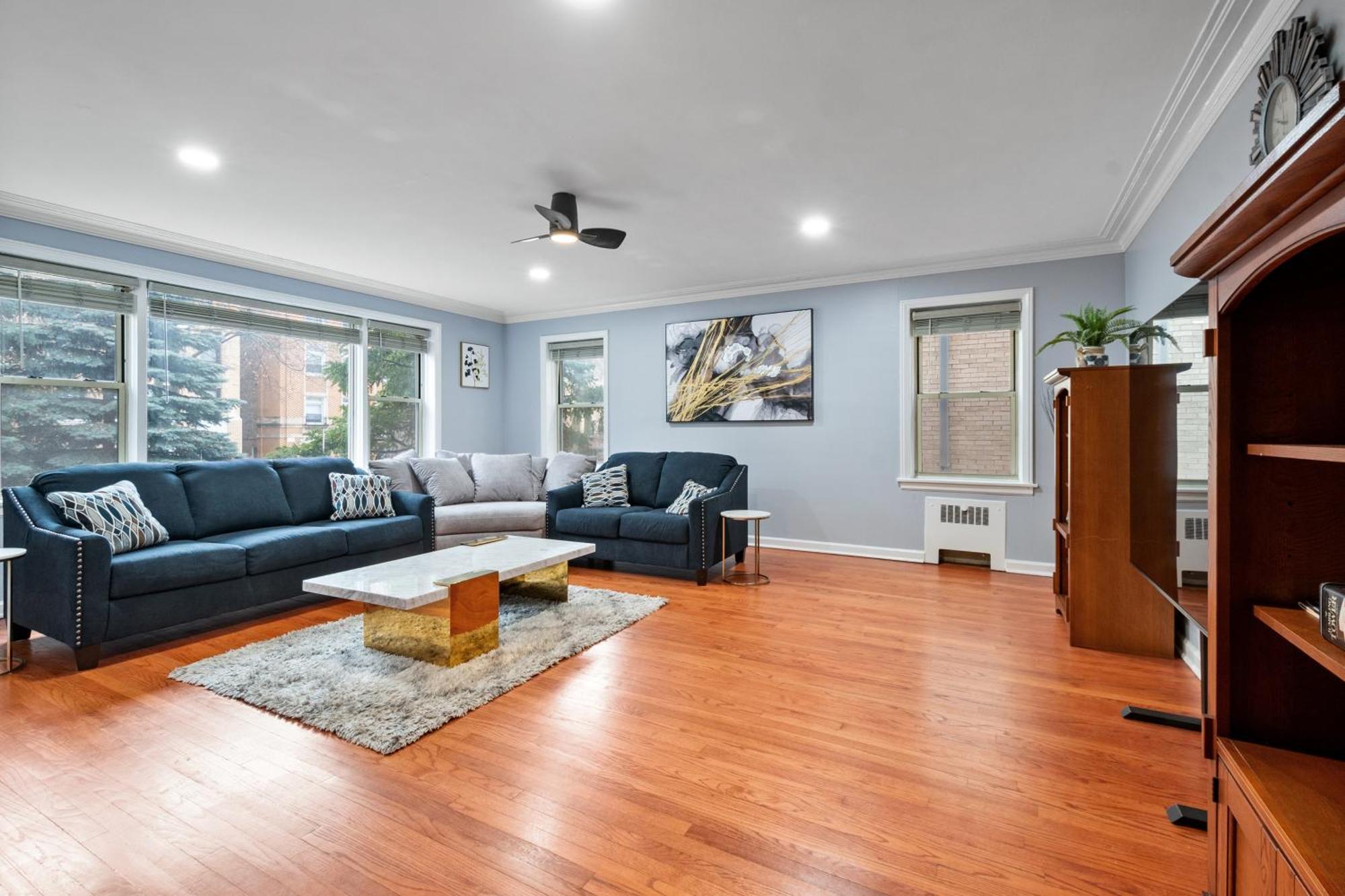 Chic & Spacious 3-bedroom Condo-just 10 Minutes From Downtown *