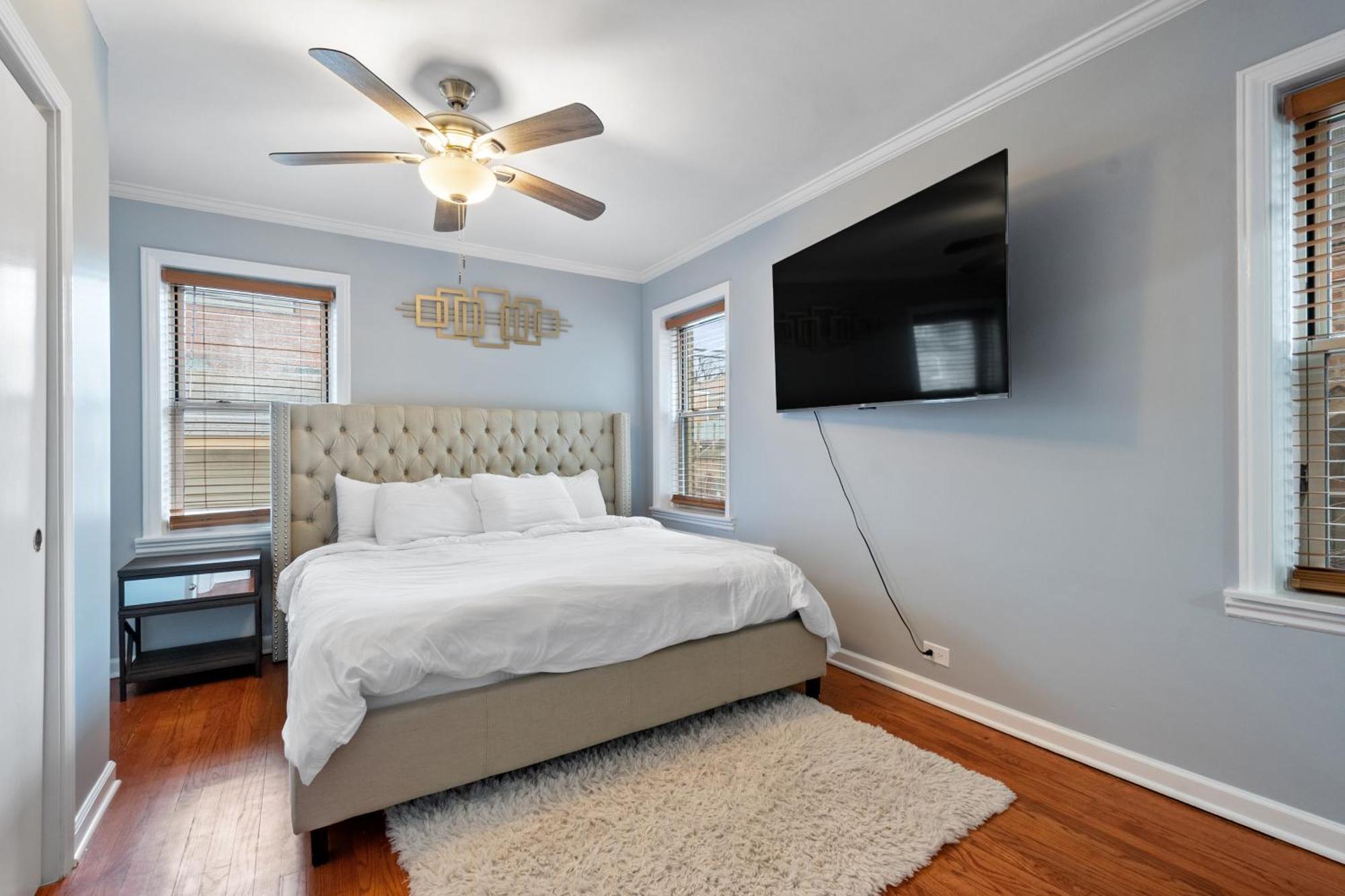 Chic & Spacious 3-bedroom Condo-just 10 Minutes From Downtown Chicago