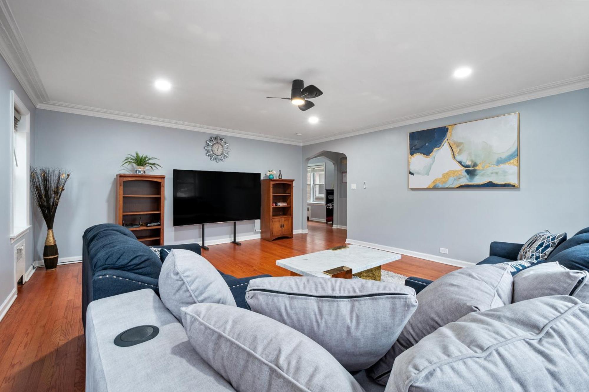 Apartment Chic & Spacious 3-bedroom Condo-just 10 Minutes From Downtown