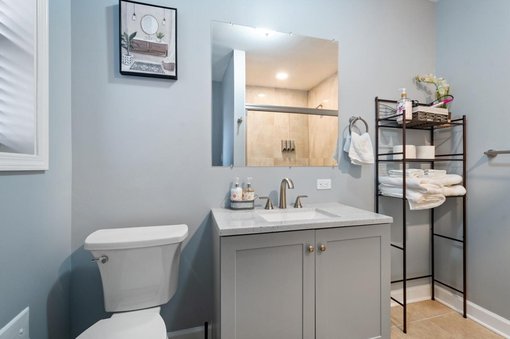 Apartment Chic & Spacious 3-bedroom Condo-just 10 Minutes From Downtown Chicago