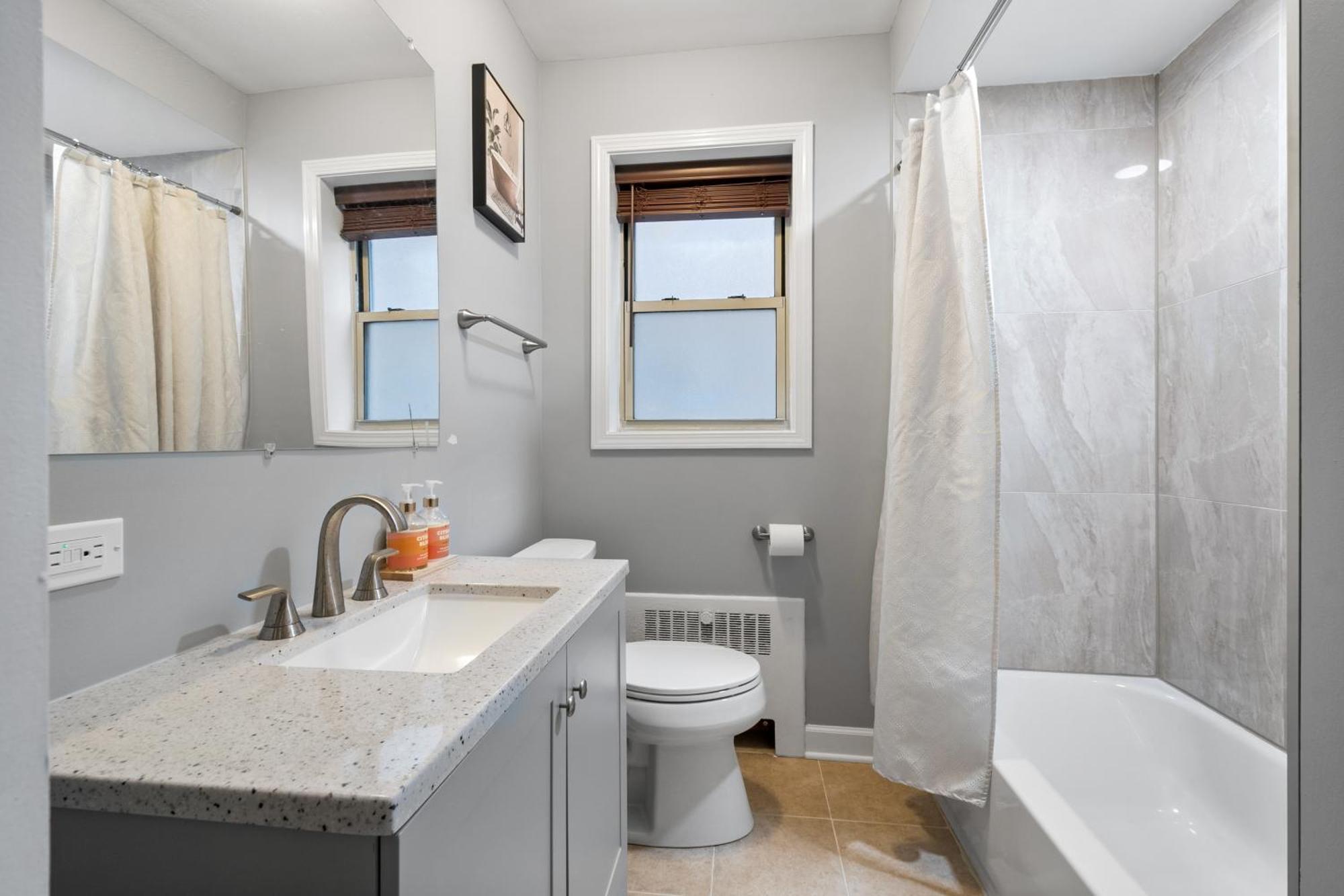 Chic & Spacious 3-bedroom Condo-just 10 Minutes From Downtown Chicago