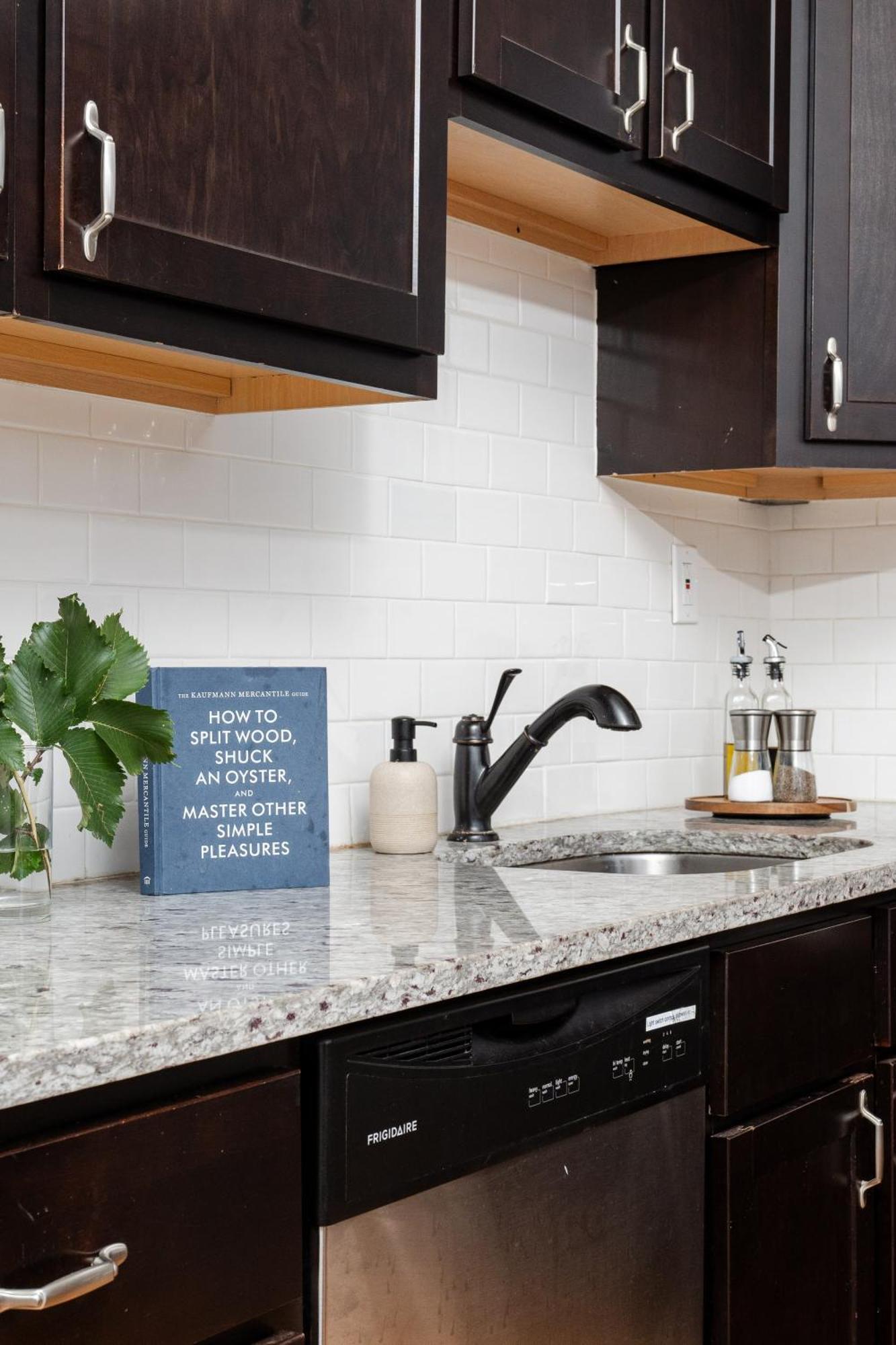 Apartment Flexhome Ukrainian Village 2br D2