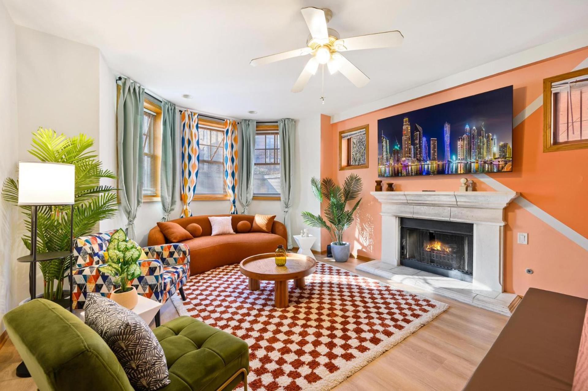 Modern Billiards 1 Private Patio 1 Parking Apartment *