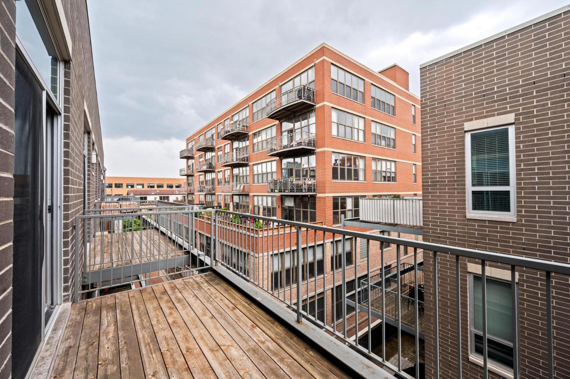 Apartment Gym Garage Parking Balcony Sleeps 6 Chicago