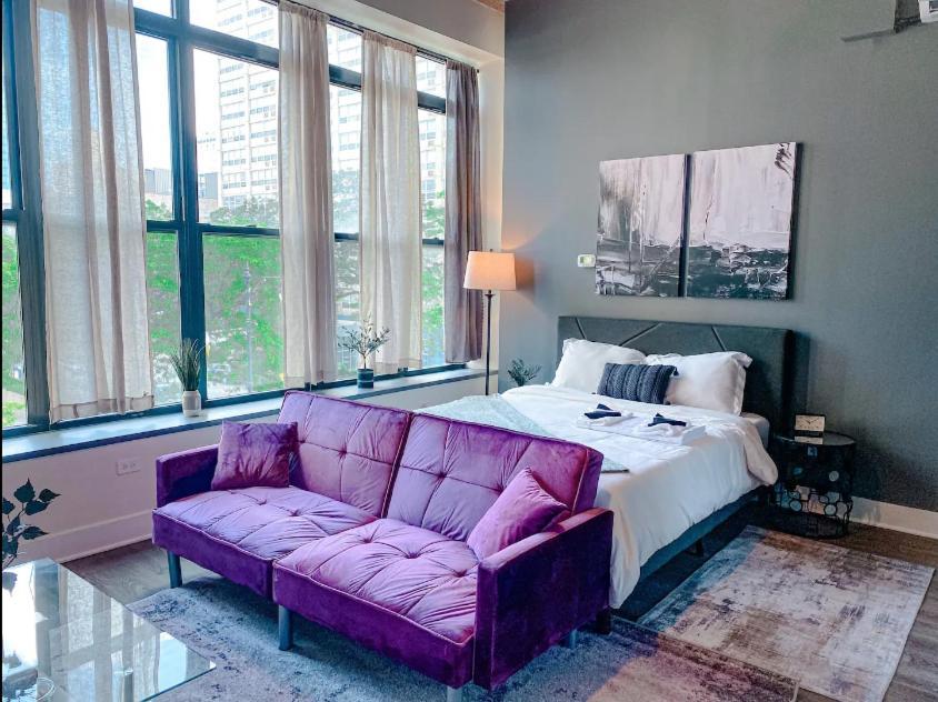 Apartment Mccormick Place Beautiful With Optional Parking And Gym Access That Sleeps Up To 4 *