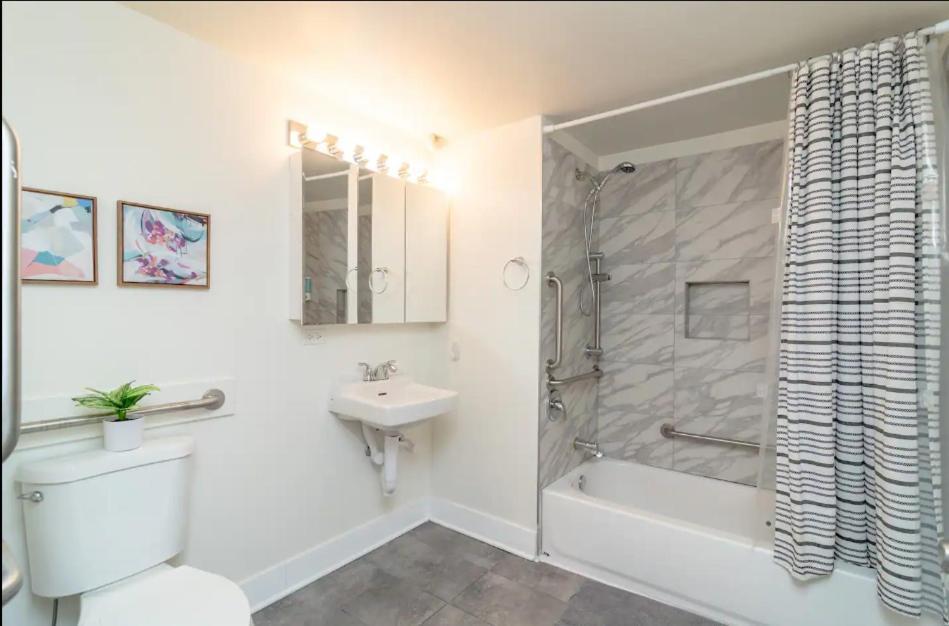 Mccormick Place Beautiful With Optional Parking And Gym Access That Sleeps Up To 4 Apartment Chicago