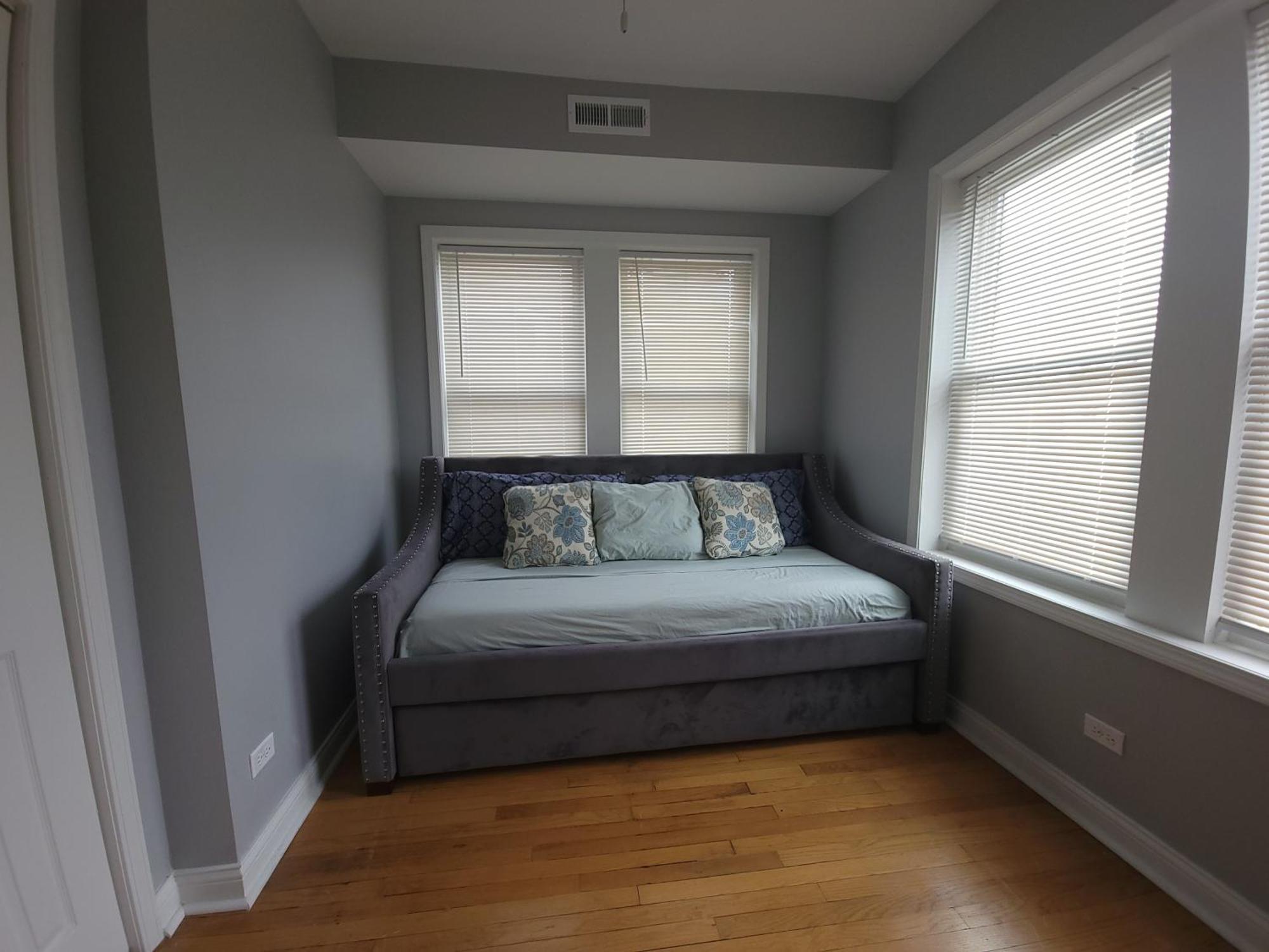Apartment Beautiful Big 3 Bedroom Quiet Apt Near Downtown *