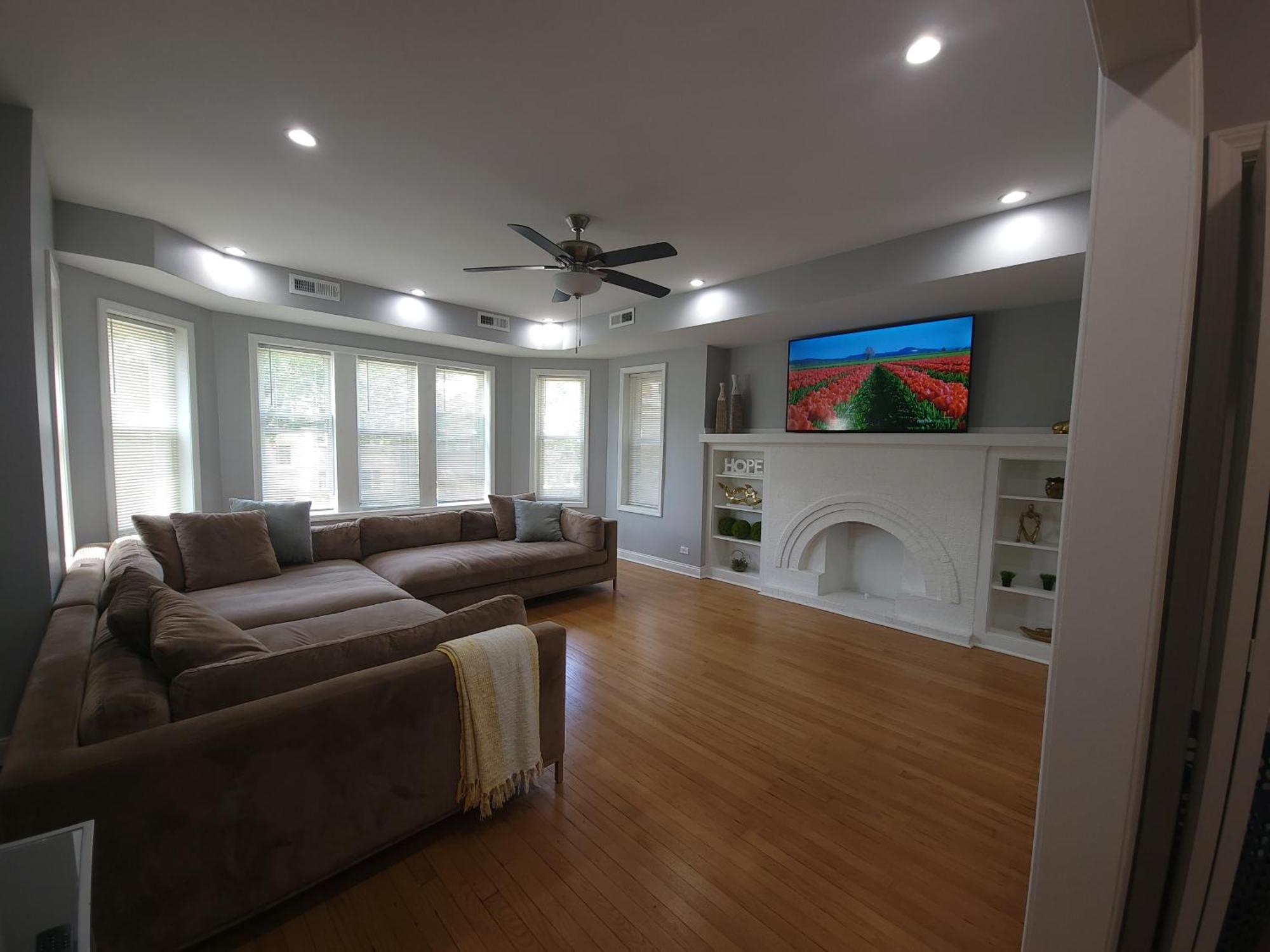 Beautiful Big 3 Bedroom Quiet Apt Near Downtown Chicago