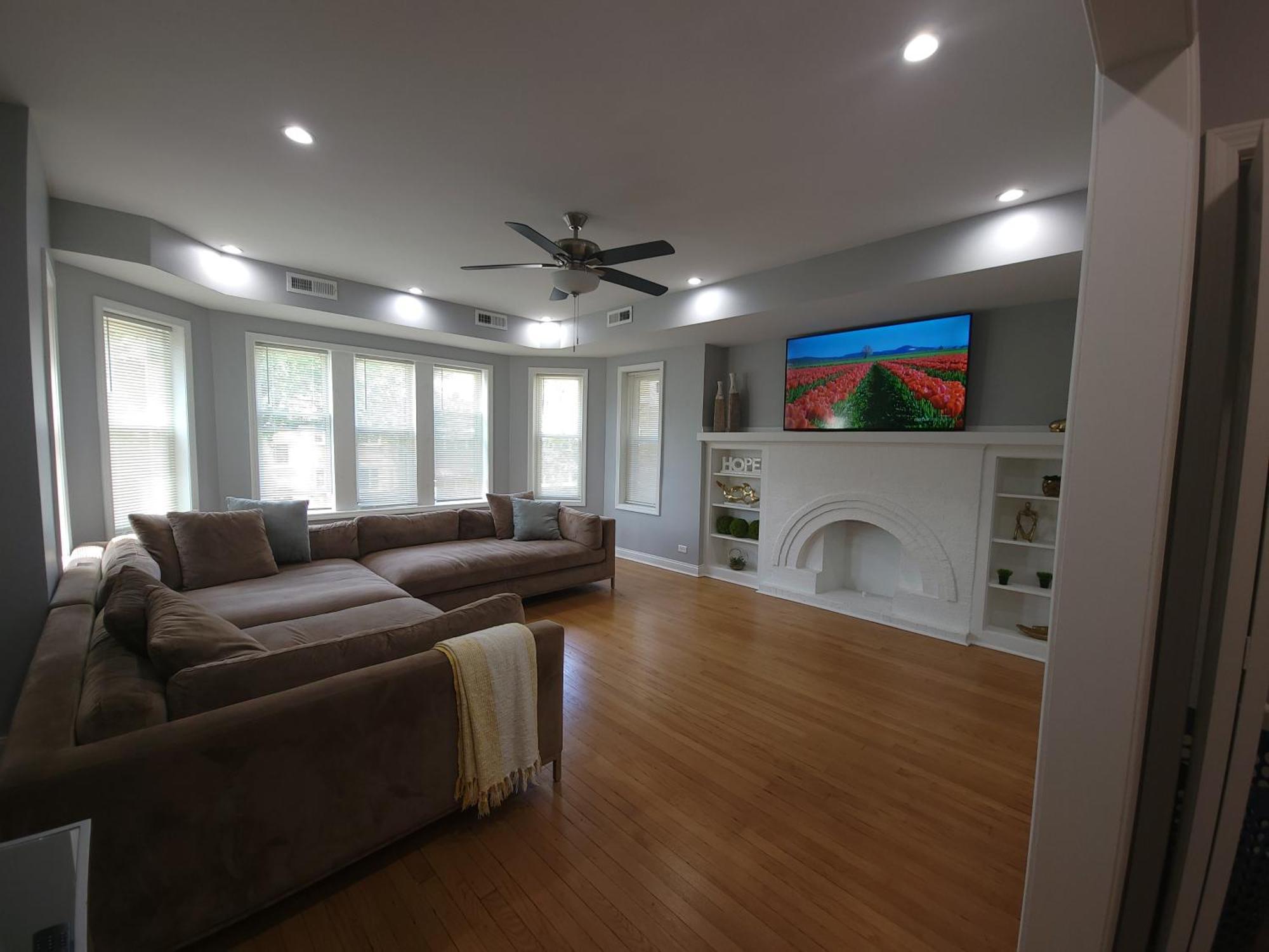 Beautiful Big 3 Bedroom Quiet Apt Near Downtown Chicago