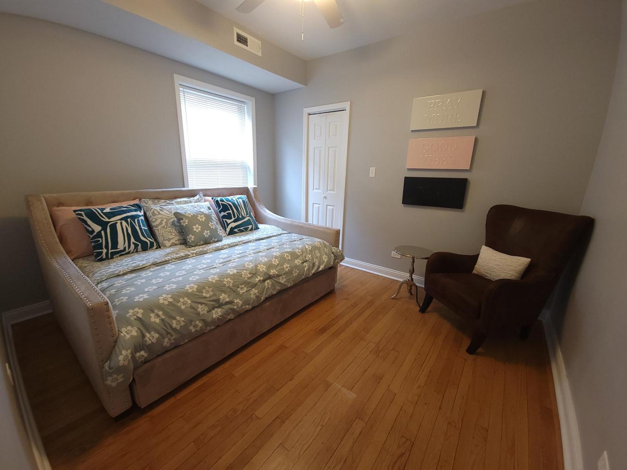 Apartment Beautiful Big 3 Bedroom Quiet Apt Near Downtown