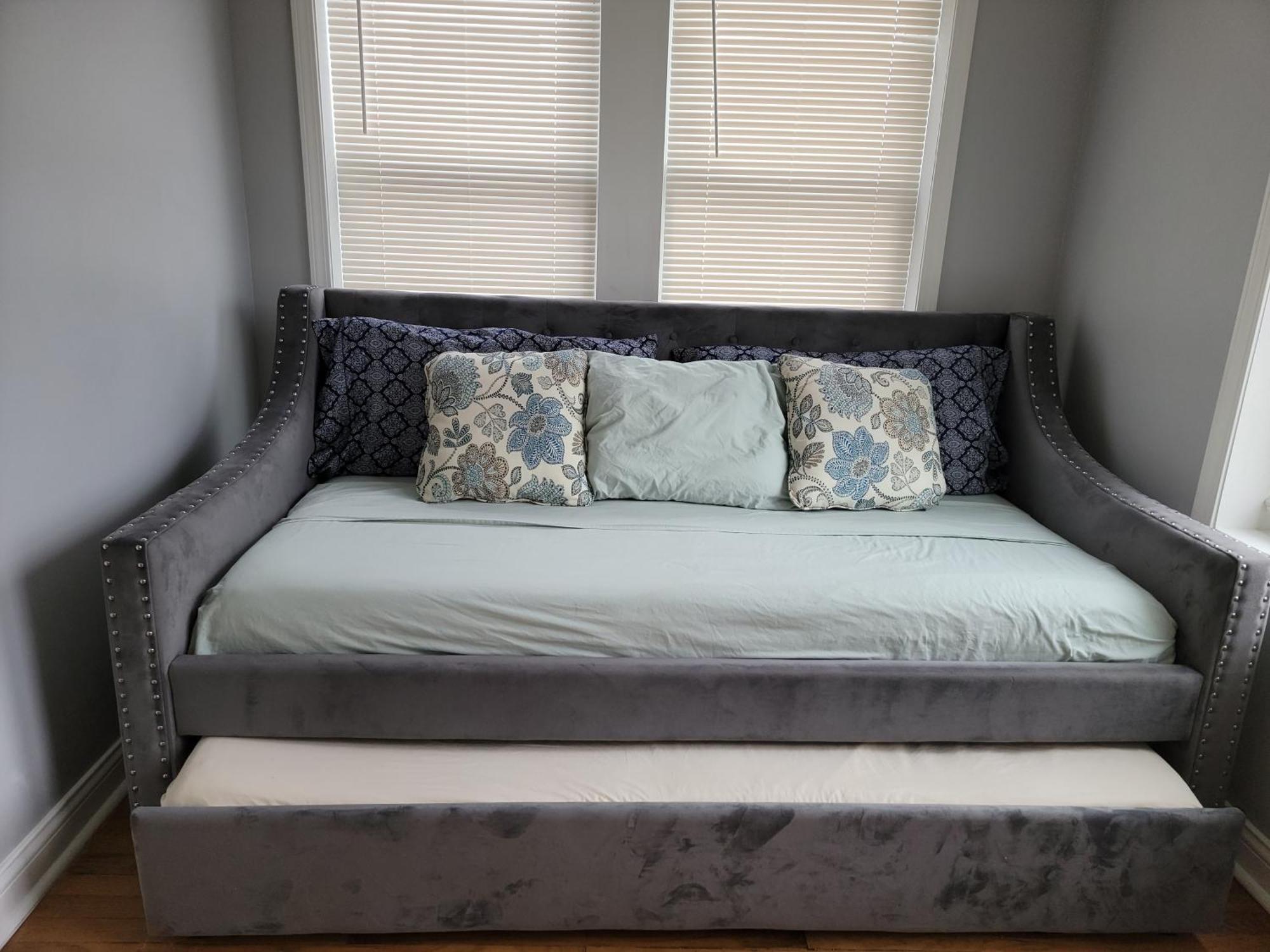 Beautiful Big 3 Bedroom Quiet Apt Near Downtown Apartment *