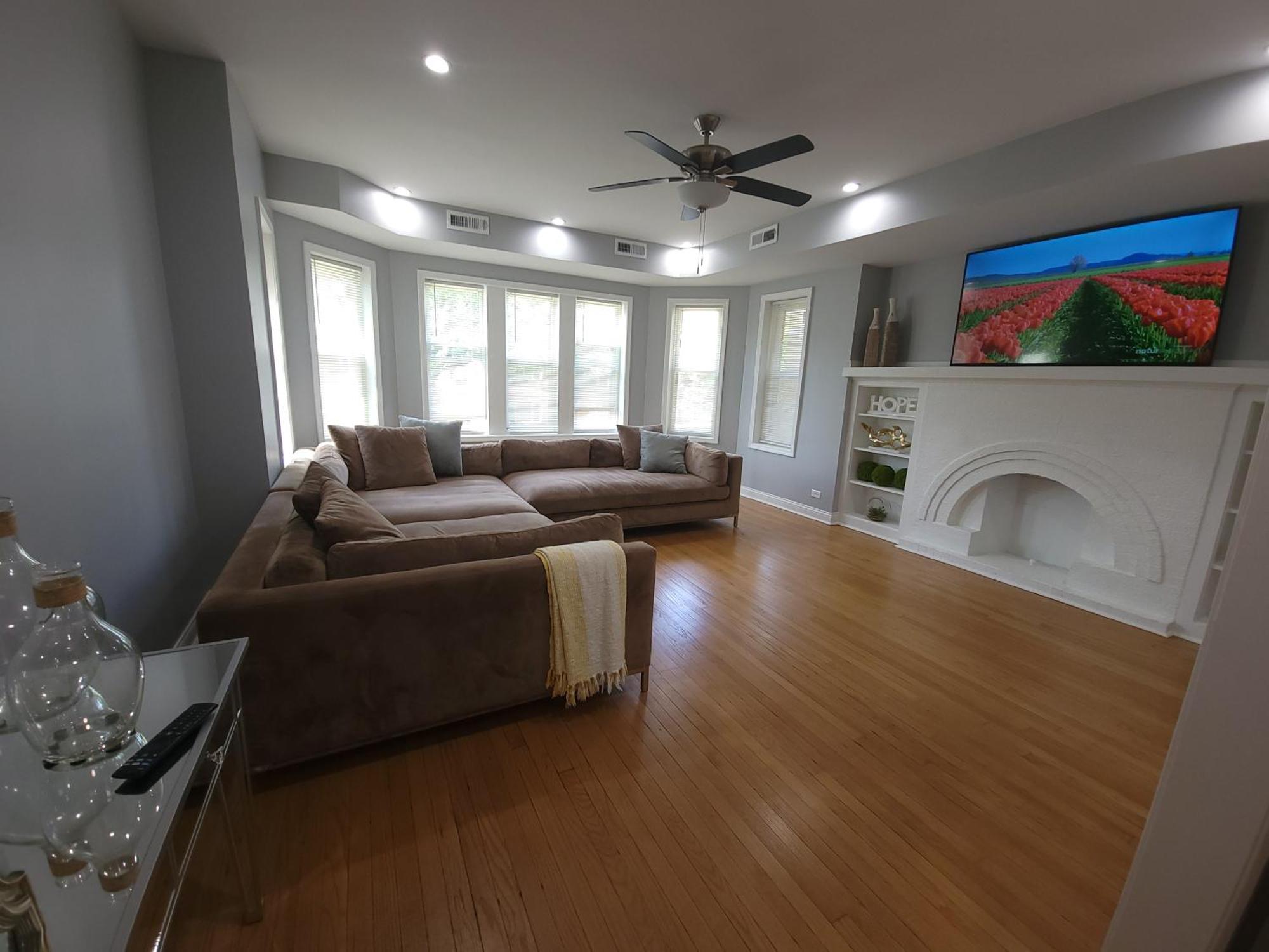 Beautiful Big 3 Bedroom Quiet Apt Near Downtown