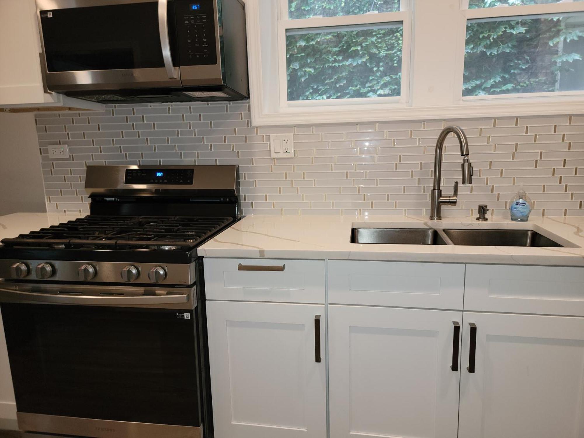 Beautiful Big 3 Bedroom Quiet Apt Near Downtown Apartment