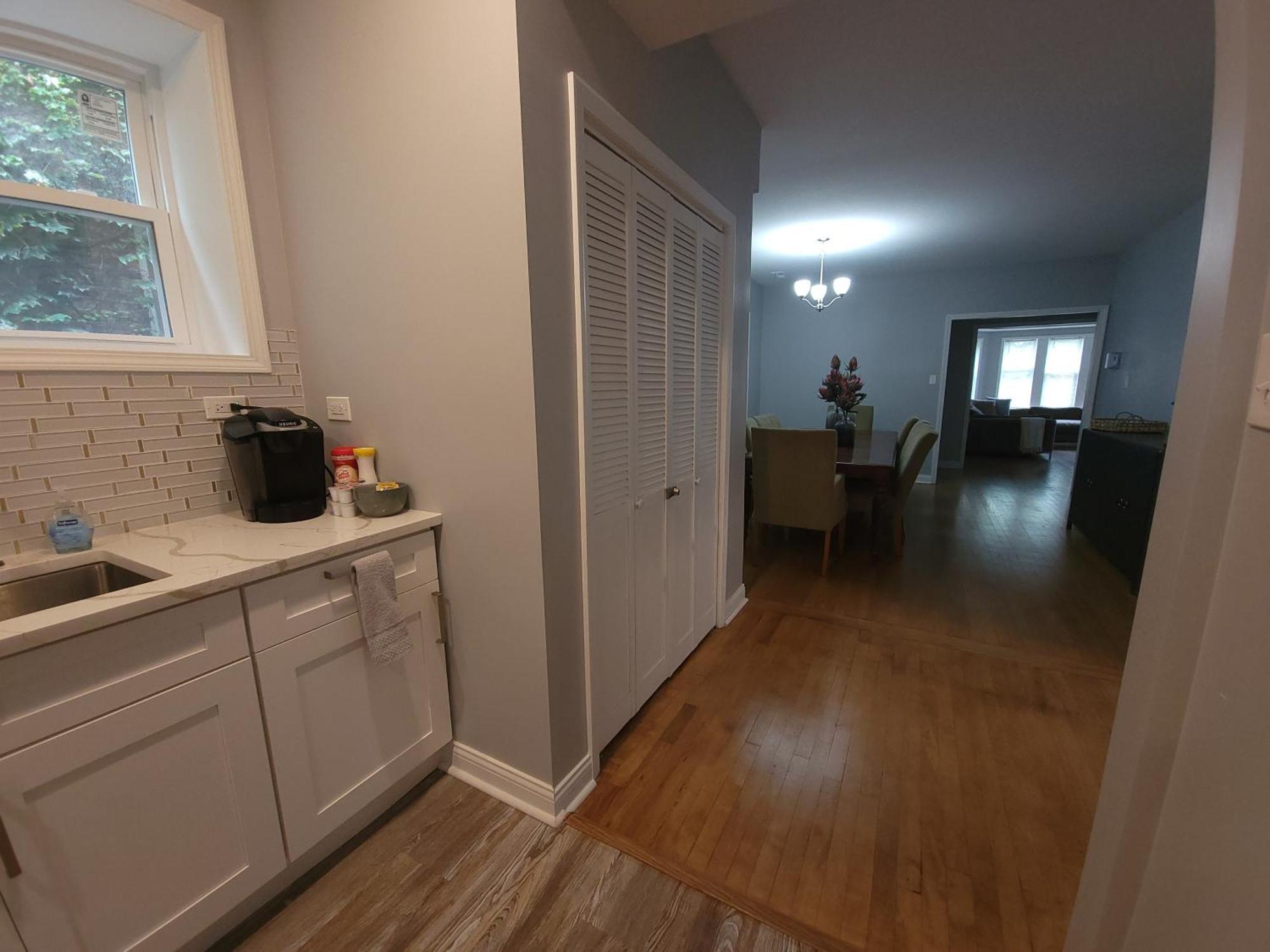 Beautiful Big 3 Bedroom Quiet Apt Near Downtown Apartment