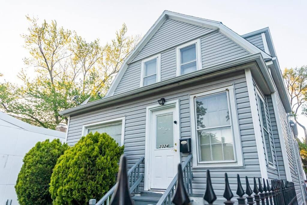 Exquisite Rogers Park 1 Bedroom, 1 Bath Near Evanston Apartment *