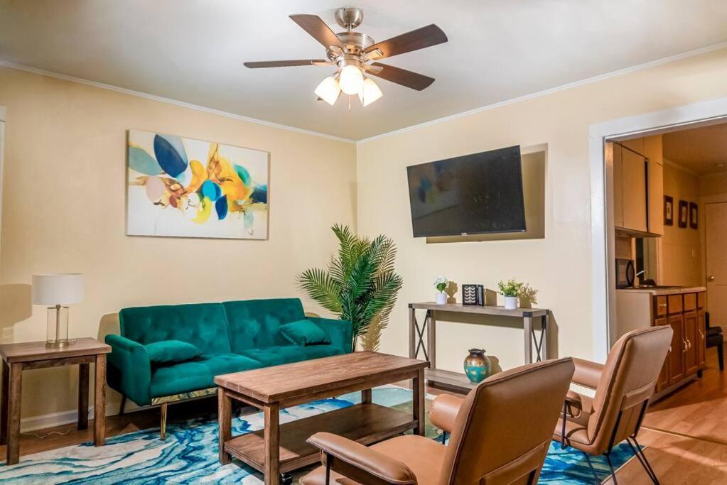 Exquisite Rogers Park 1 Bedroom, 1 Bath Near Evanston *