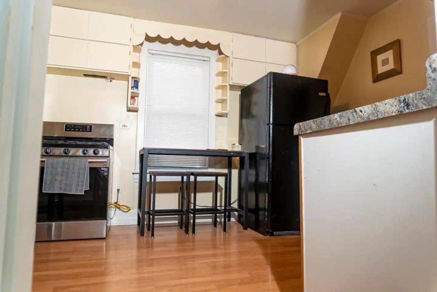 Exquisite Rogers Park 1 Bedroom, 1 Bath Near Evanston