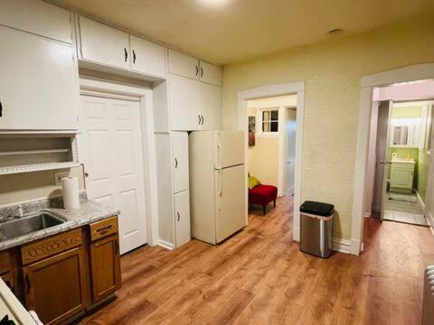 Exquisite Rogers Park 1 Bedroom, 1 Bath Near Evanston Apartment