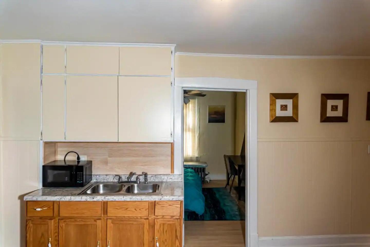 Exquisite Rogers Park 1 Bedroom, 1 Bath Near Evanston Apartment