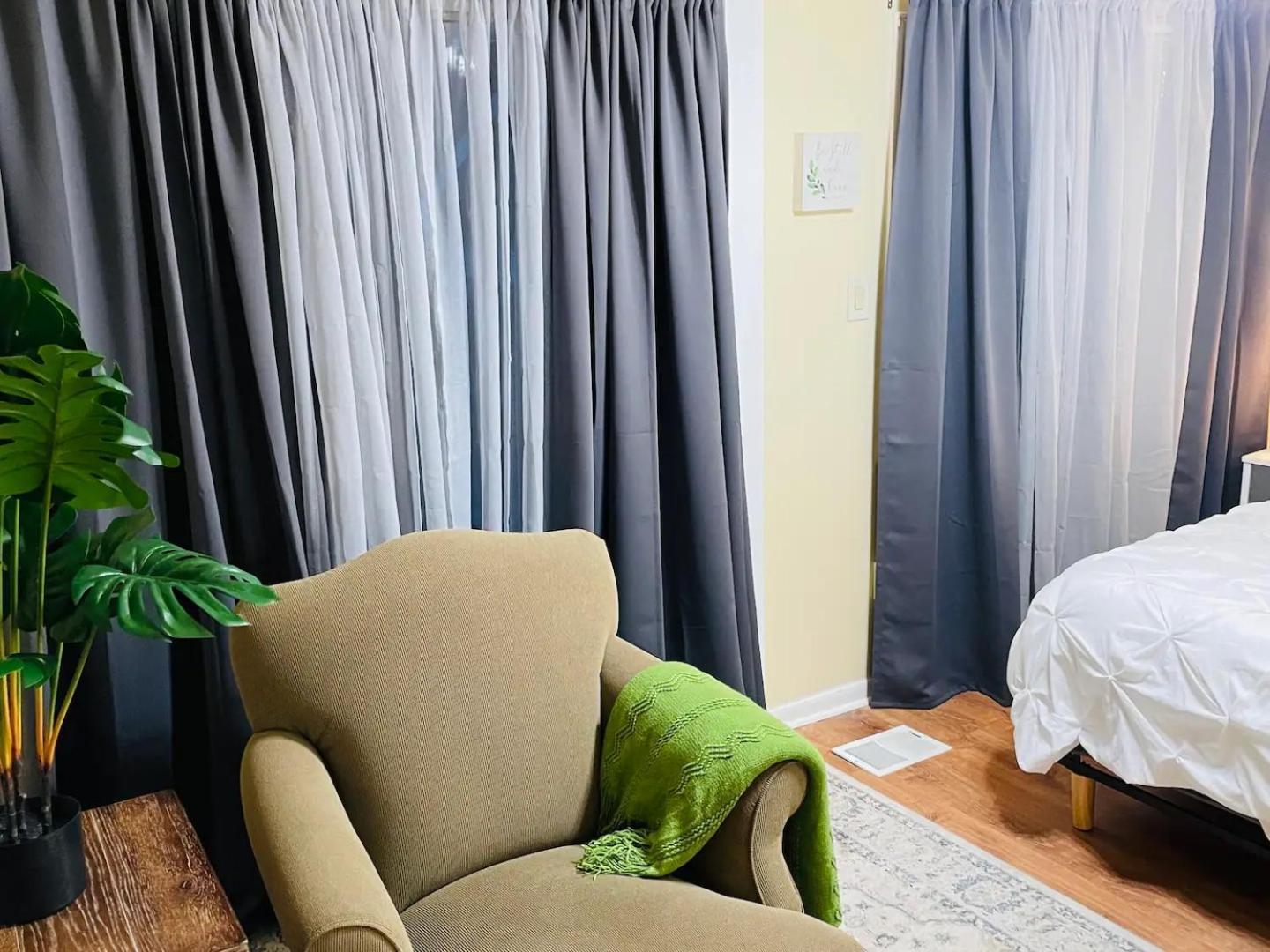 Exquisite Rogers Park 1 Bedroom, 1 Bath Near Evanston *