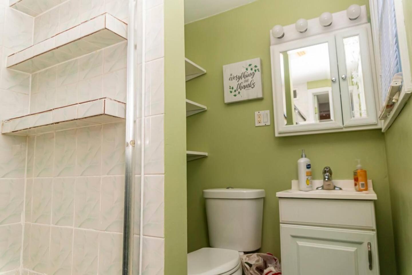 Exquisite Rogers Park 1 Bedroom, 1 Bath Near Evanston Chicago