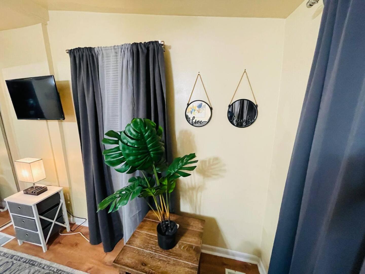 Exquisite Rogers Park 1 Bedroom, 1 Bath Near Evanston Apartment Chicago
