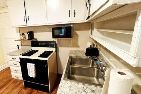 Exquisite Rogers Park 1 Bedroom, 1 Bath Near Evanston *