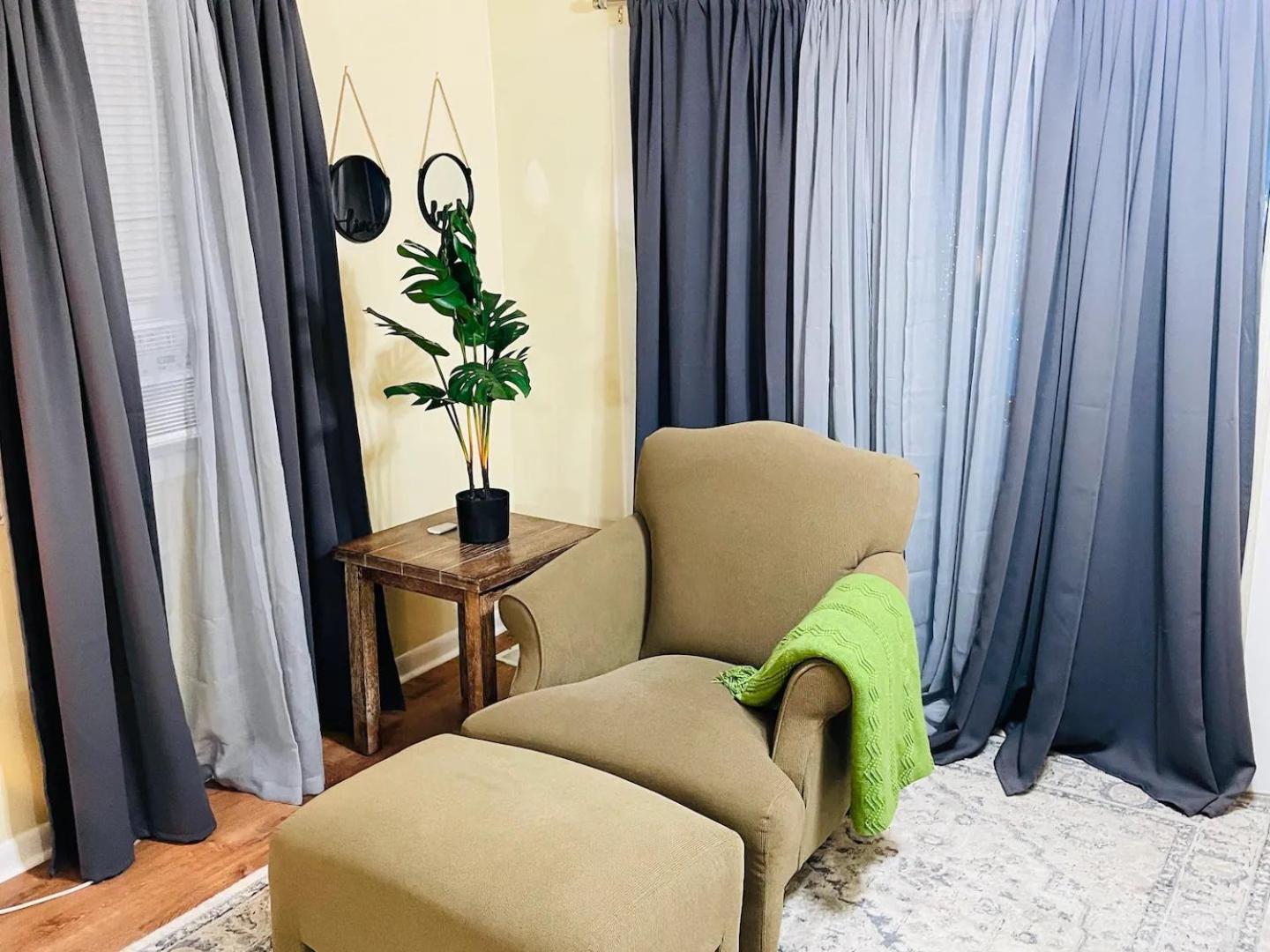 Exquisite Rogers Park 1 Bedroom, 1 Bath Near Evanston Apartment