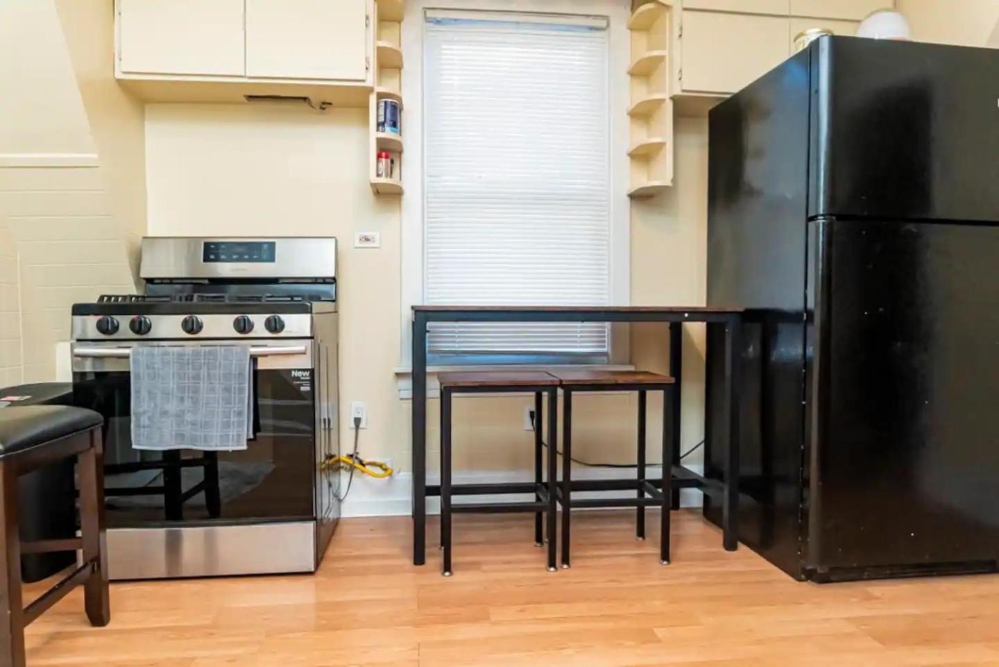 Exquisite Rogers Park 1 Bedroom, 1 Bath Near Evanston Apartment Chicago