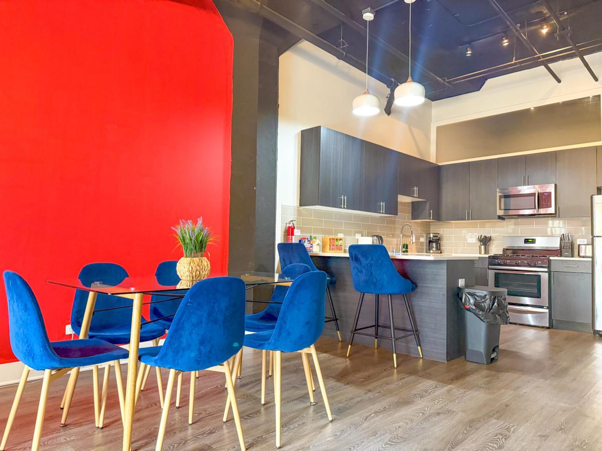 Mccormick Place Family Haven: Spacious 3br-2ba For 8