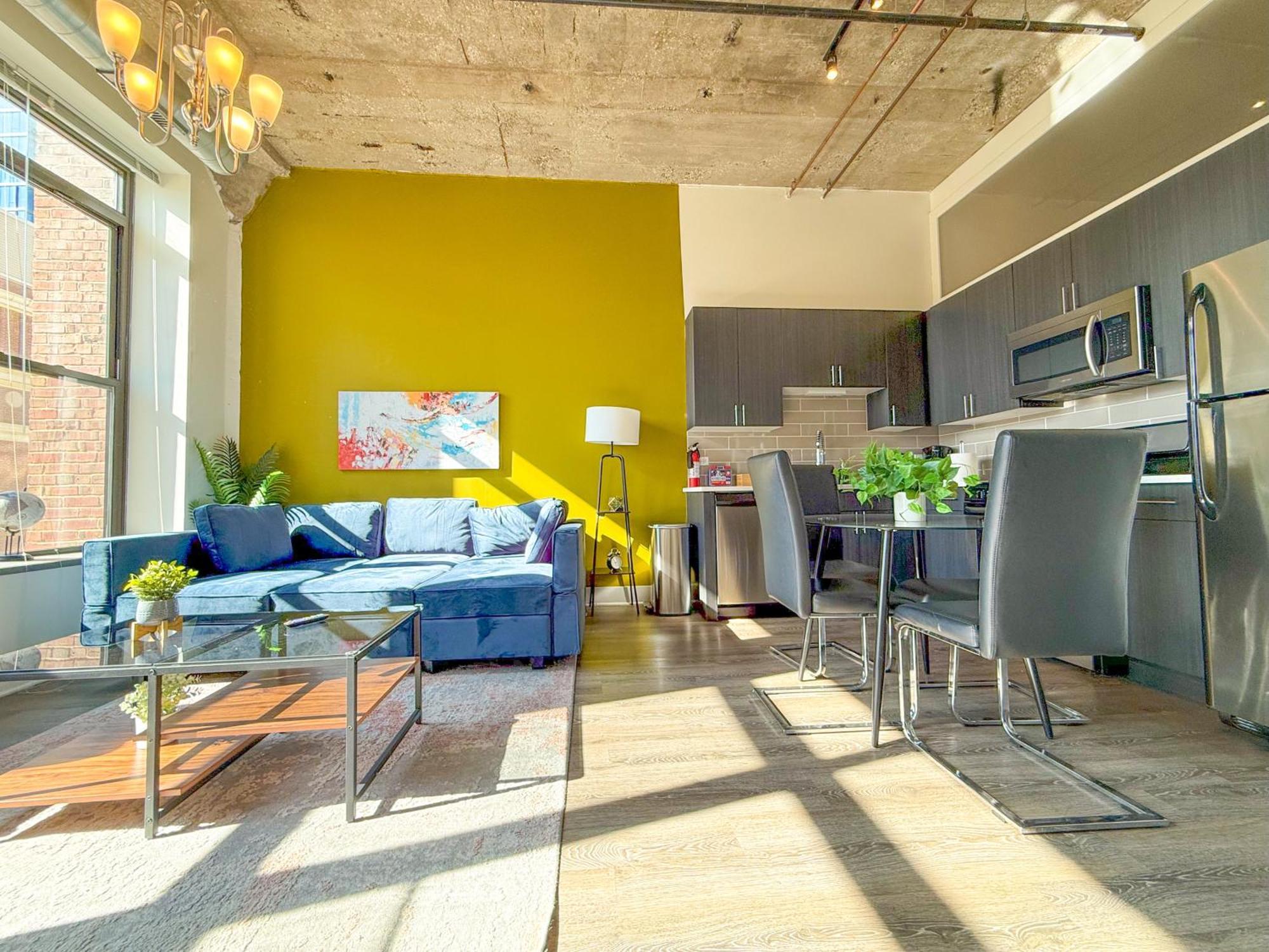 Mccormick Place 2br Stylish With Optional Parking And Gym For Up To 8 Guests Near Soldier Field And Grant Park Apartment