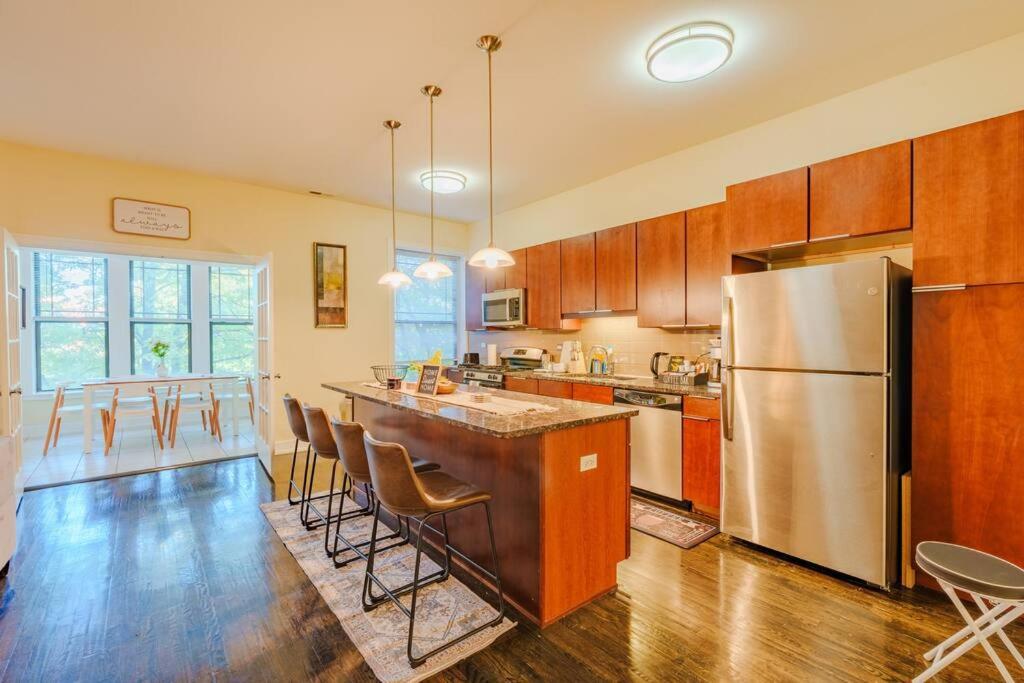 Chic & Elegant 4br Retreat Near Uchi With Laundry Apartment
