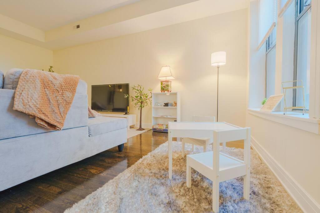 Chic & Elegant 4br Retreat Near Uchi With Laundry *