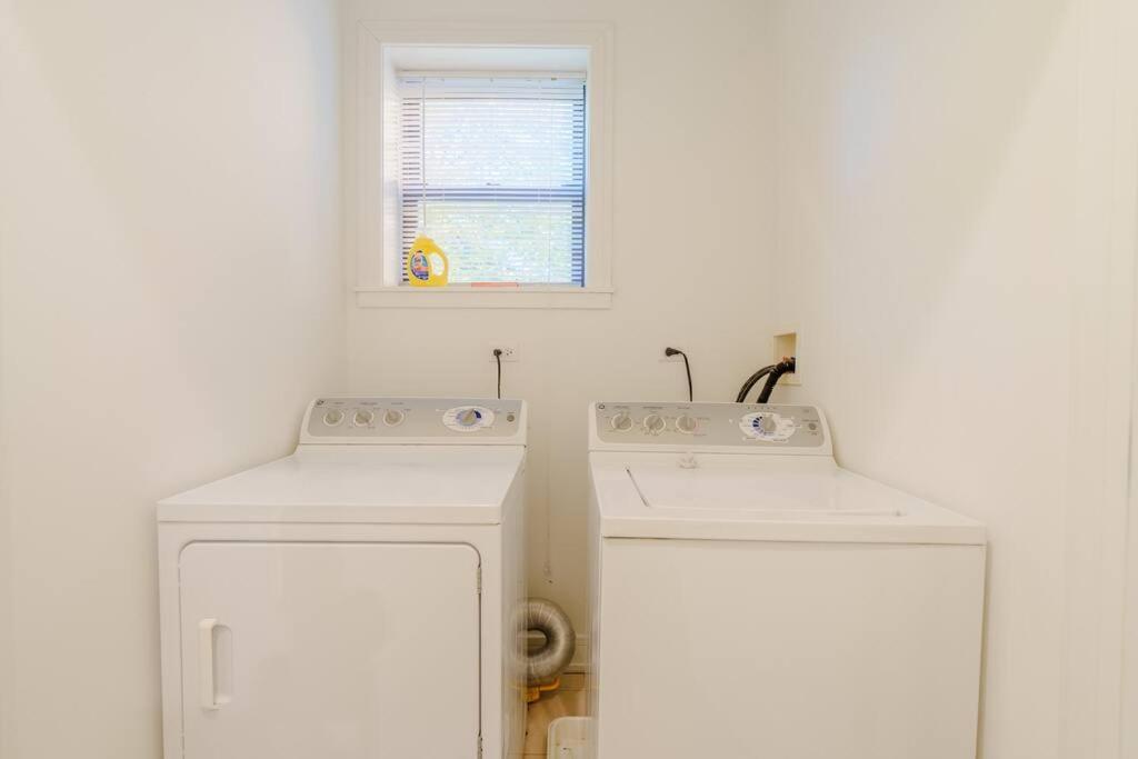 Chic & Elegant 4br Retreat Near Uchi With Laundry Chicago
