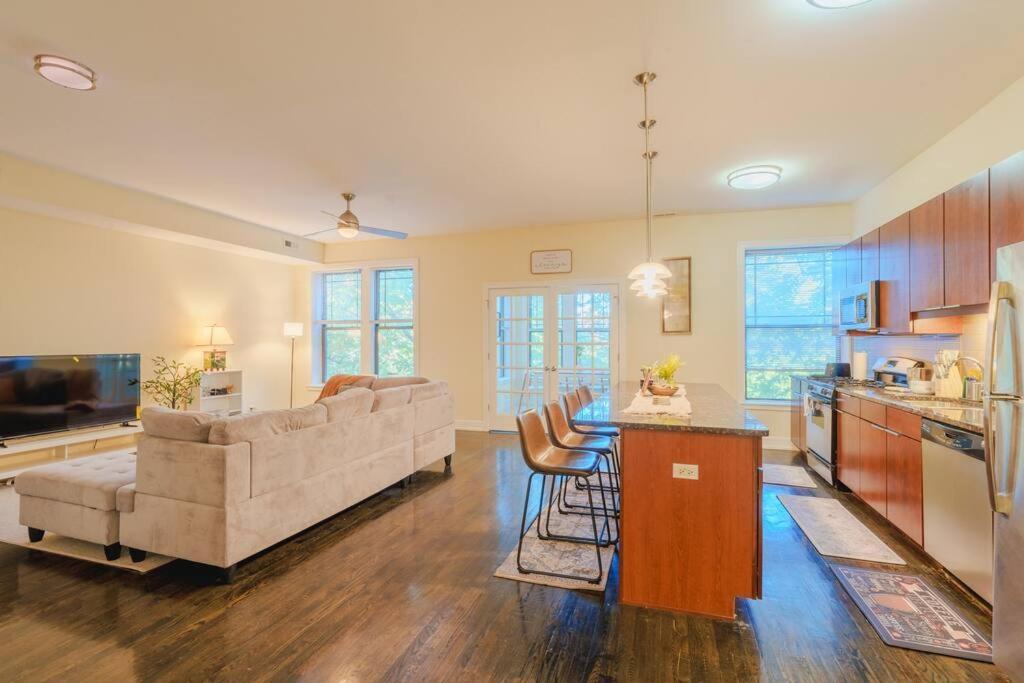 Apartment Chic & Elegant 4br Retreat Near Uchi With Laundry Chicago