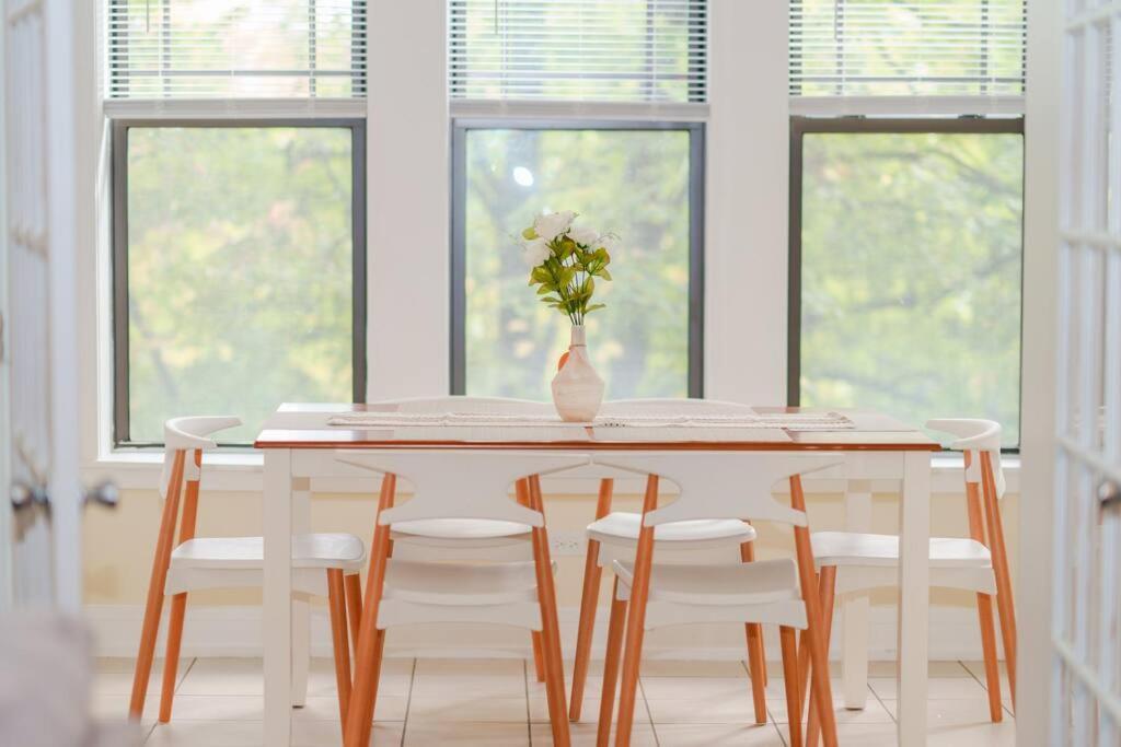 Chic & Elegant 4br Retreat Near Uchi With Laundry Chicago