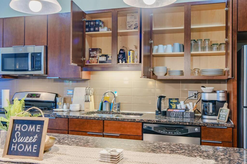 Chic & Elegant 4br Retreat Near Uchi With Laundry Apartment Chicago