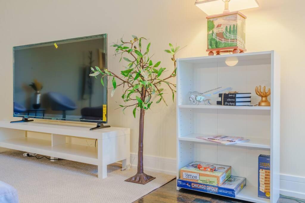 Chic & Elegant 4br Retreat Near Uchi With Laundry Apartment Chicago
