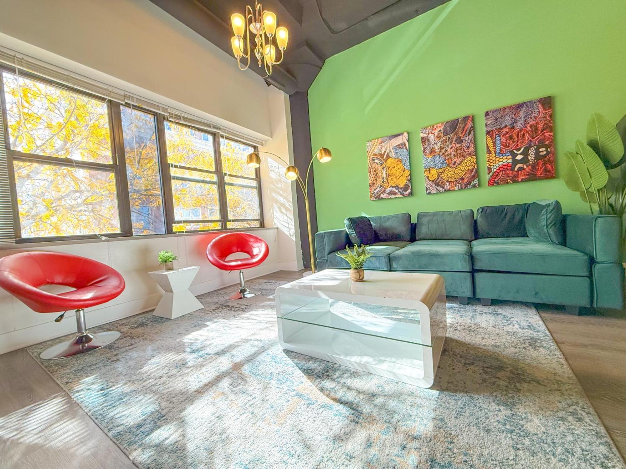 Ideal 3br Business Or Leisure In Fully Stocked Kitchen & Fast Internet With Optional Parking Near Soldier Field, Grant Park & Mccormick Place