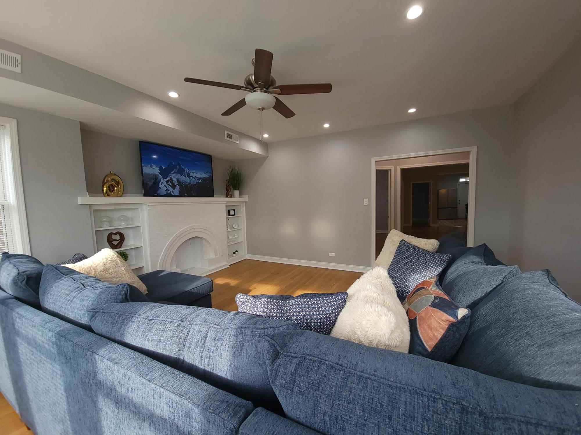 Beautiful Big 3 Bedroom Quiet Apt Near Downtown Apartment *
