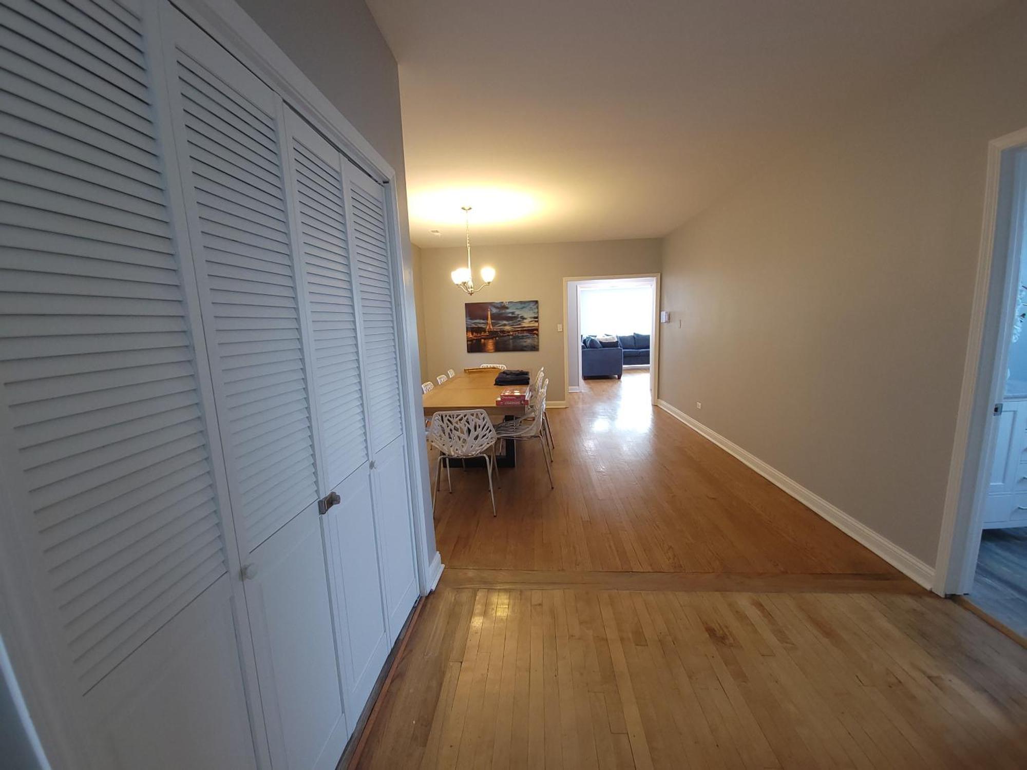 Beautiful Big 3 Bedroom Quiet Apt Near Downtown Apartment