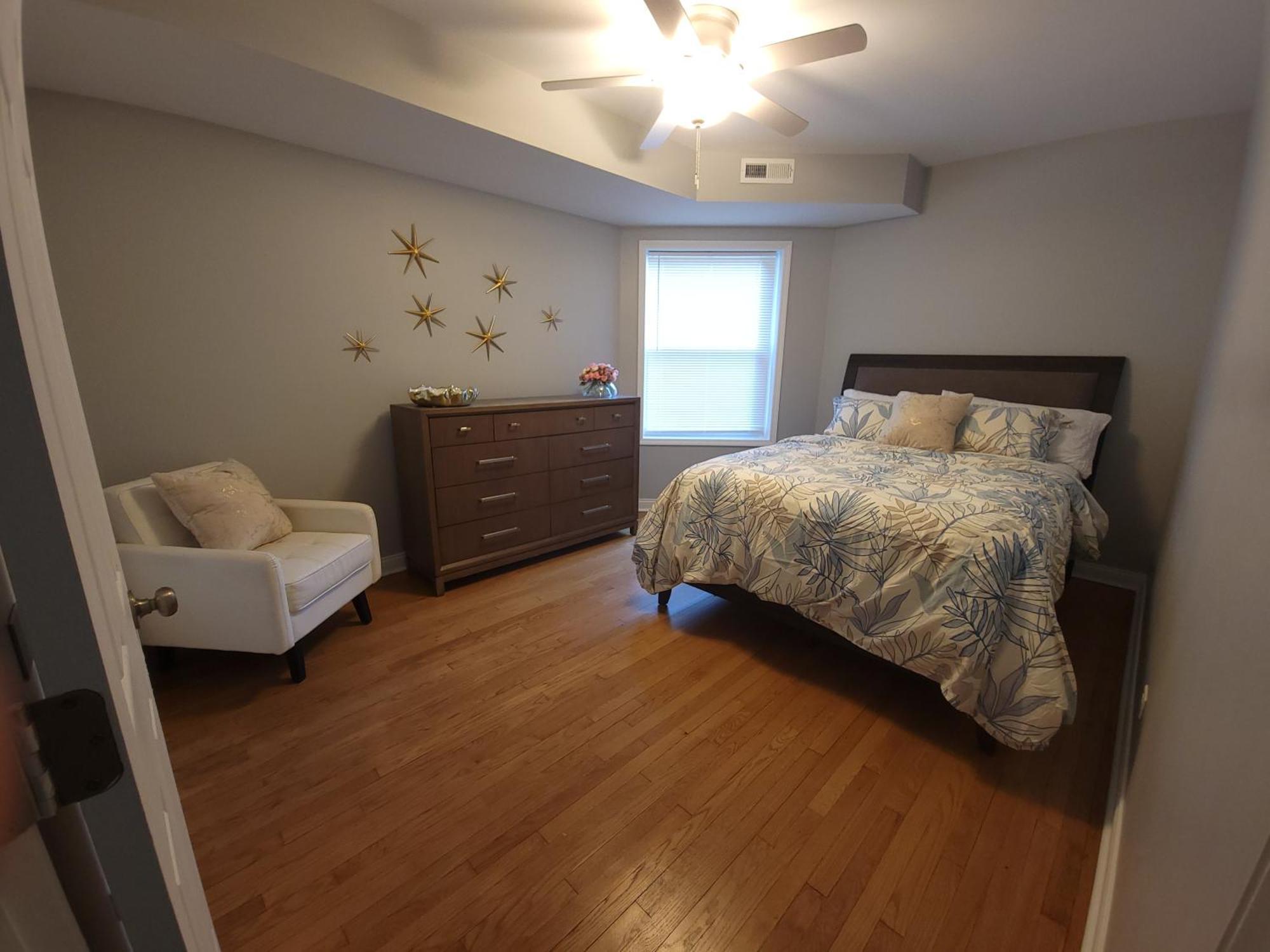 Apartment Beautiful Big 3 Bedroom Quiet Apt Near Downtown