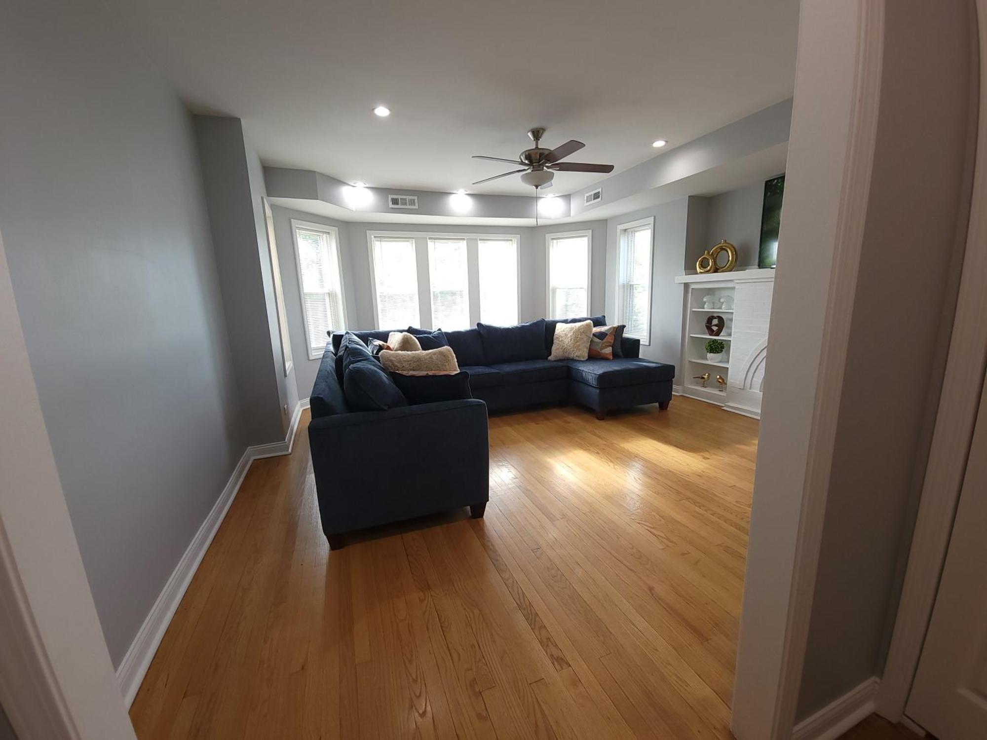 Beautiful Big 3 Bedroom Quiet Apt Near Downtown Chicago