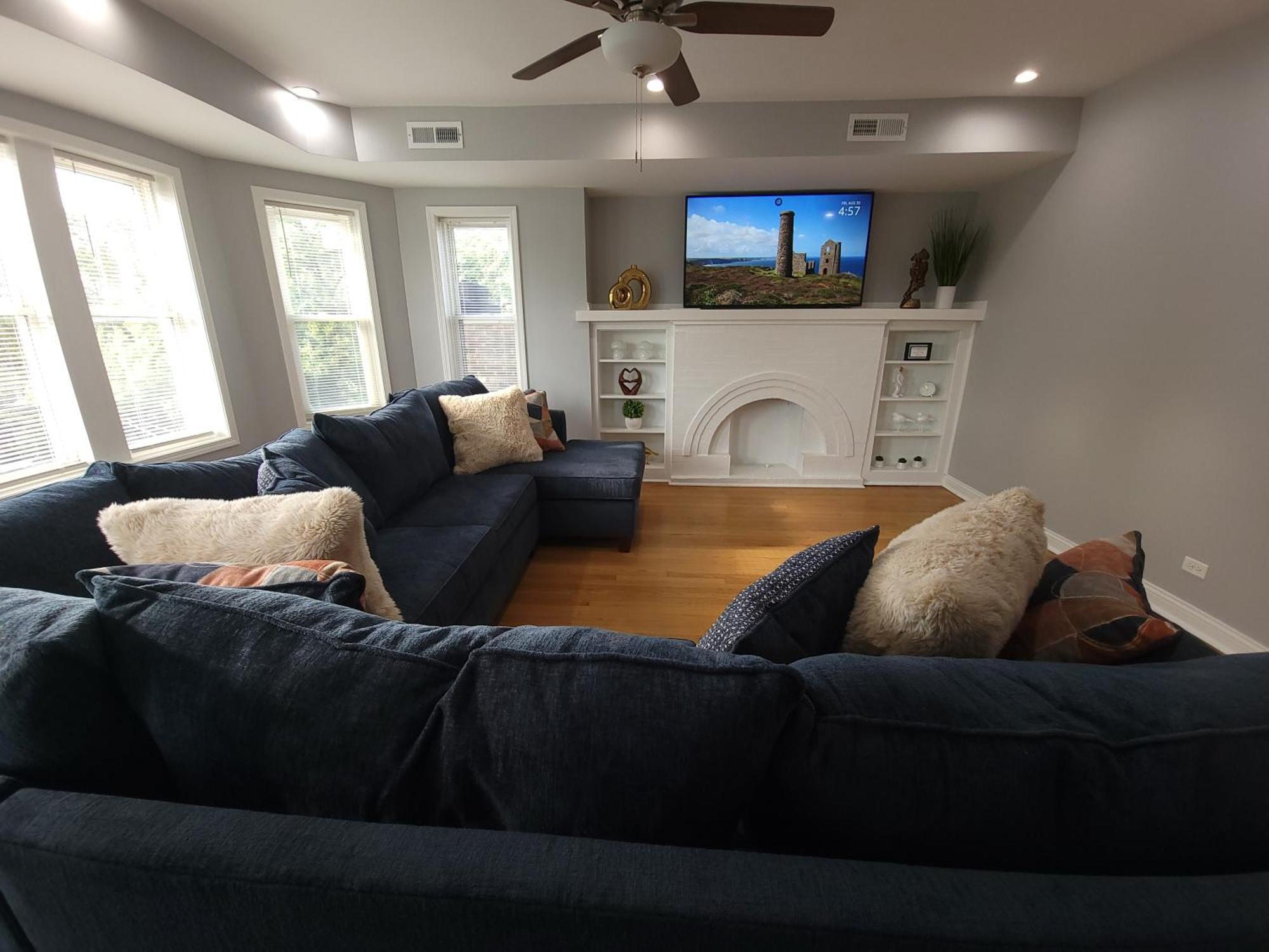 Beautiful Big 3 Bedroom Quiet Apt Near Downtown Apartment *