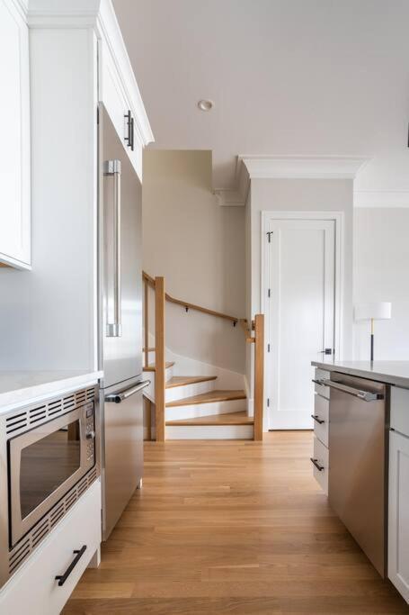 Large 2-bedroom With Huge Roof Deck View Of Skyline